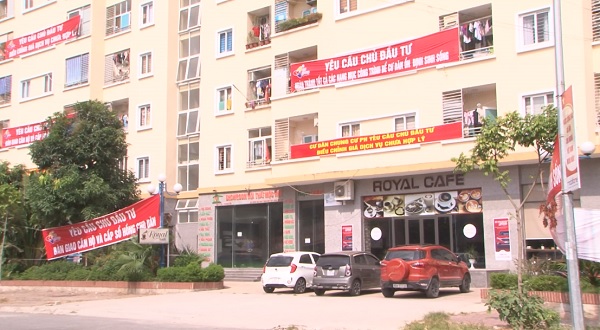 Các hộ dân ở chung cư PH Hưng Yên treo băng rôn phản đối chủ đầu tư